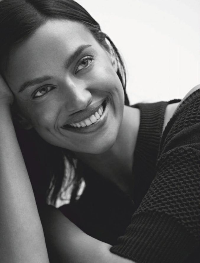 Снова без макияжа: Ирина Шейк на новой обложке Vogue