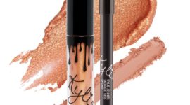 Кайли Дженнер выпустила мини-коллекцию металлических блесков для губ