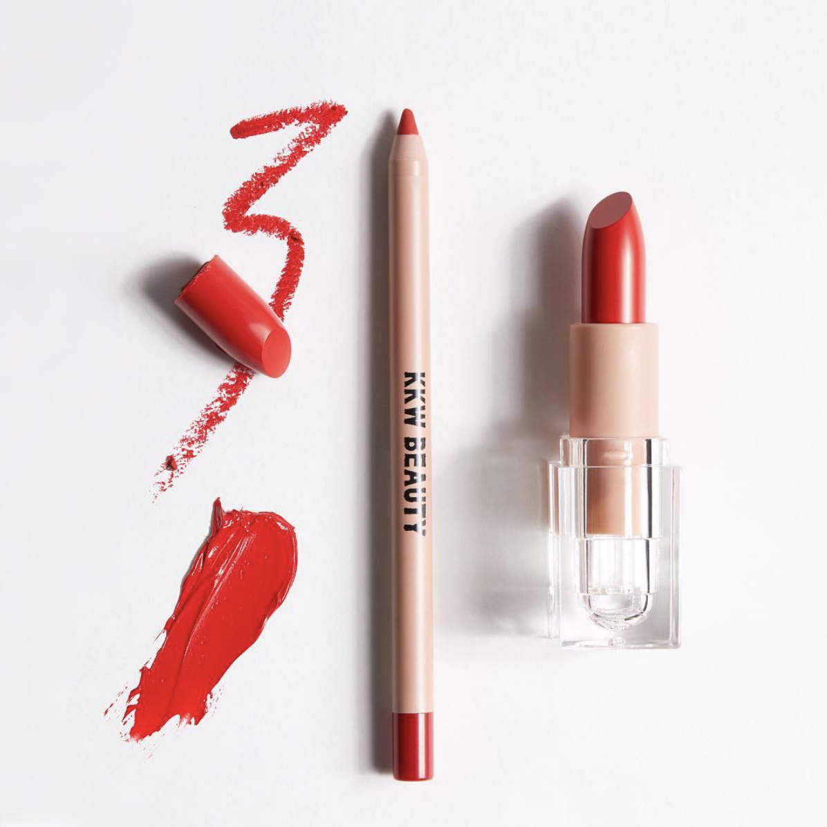 Classic Red Crème Lipstick выпускается вместе с новым невероятно пигментиро...