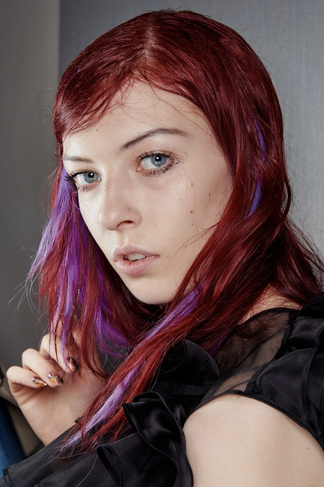 фиолетовые волосы на показе Mary Katrantzou