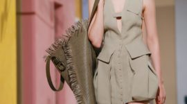 Первый день Недели моды в Париже: Jacquemus и миниатюрные, двойные, бесформенные, геометричные и другие сумки