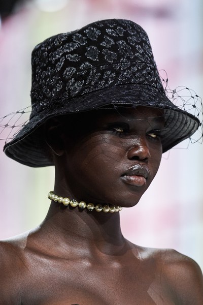 модель Адут Акеч на показе Dior Fall 2019