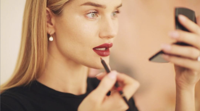 Как правильно наносить красную помаду? Бьюти-урок от модели Роузи Хантингтон-Уайтли