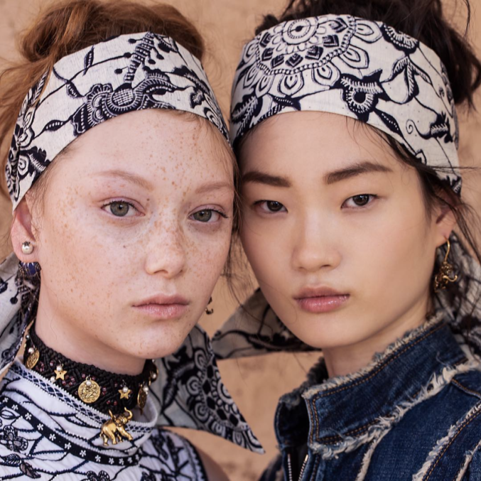 Рассказываем, как повторить макияж в песочных тонах с круизного показа Dior