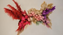 Оранжевые тени и мокрые волосы на показе Versace SS20