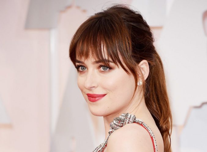 Как продлить стойкость красной помады на губах?