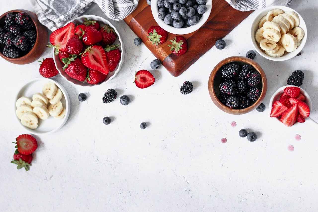 Фрукты и ягоды на ужин — путь к набору веса