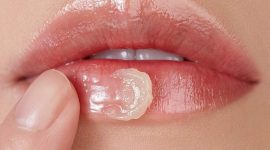 Как сохранить губы мягкими и гладкими зимой: 5 советов доктора и домашние средства