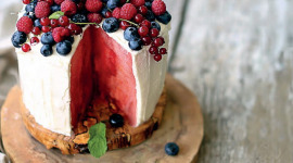 Арбузный сезон: холодный торт из арбуза со сливками, фруктами, ягодами и орехами