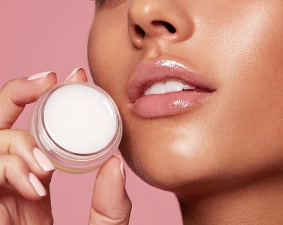 Весенний макияж: украсьте лицо блеском для губ