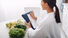 Сколько калорий тратит женщина в день: основные факторы и примерные расчеты
