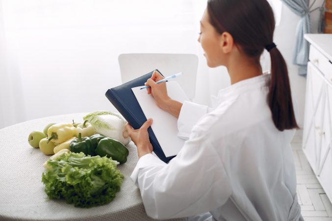 Сколько калорий тратит женщина в день: основные факторы и примерные расчеты