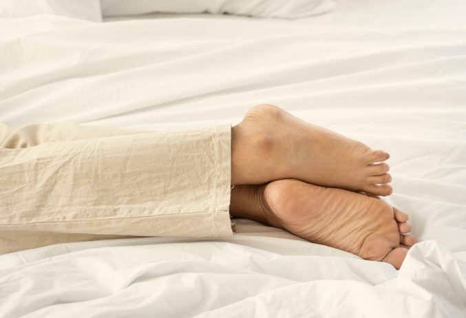 Ночные судороги ног: из-за чего они возникают и как их лечить