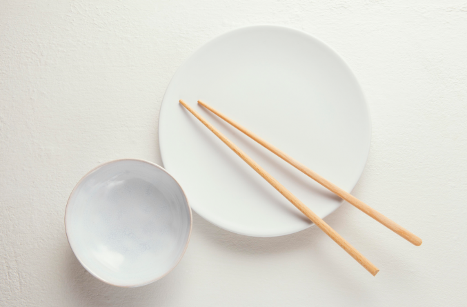 Этикет: почему палочки для еды нельзя скрещивать на тарелке?
