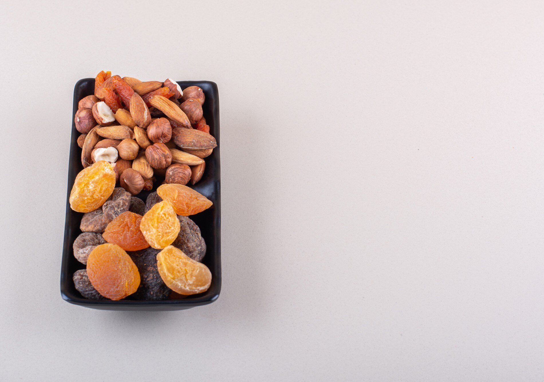Сухофрукты и орехи —добавьте их в рацион питания